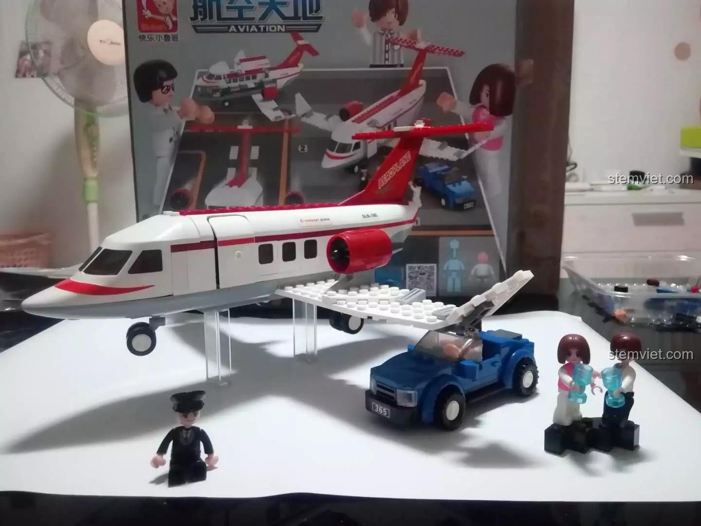 Cửa máy bay Concept C-Concept Plane M38-B0365 đang mở.