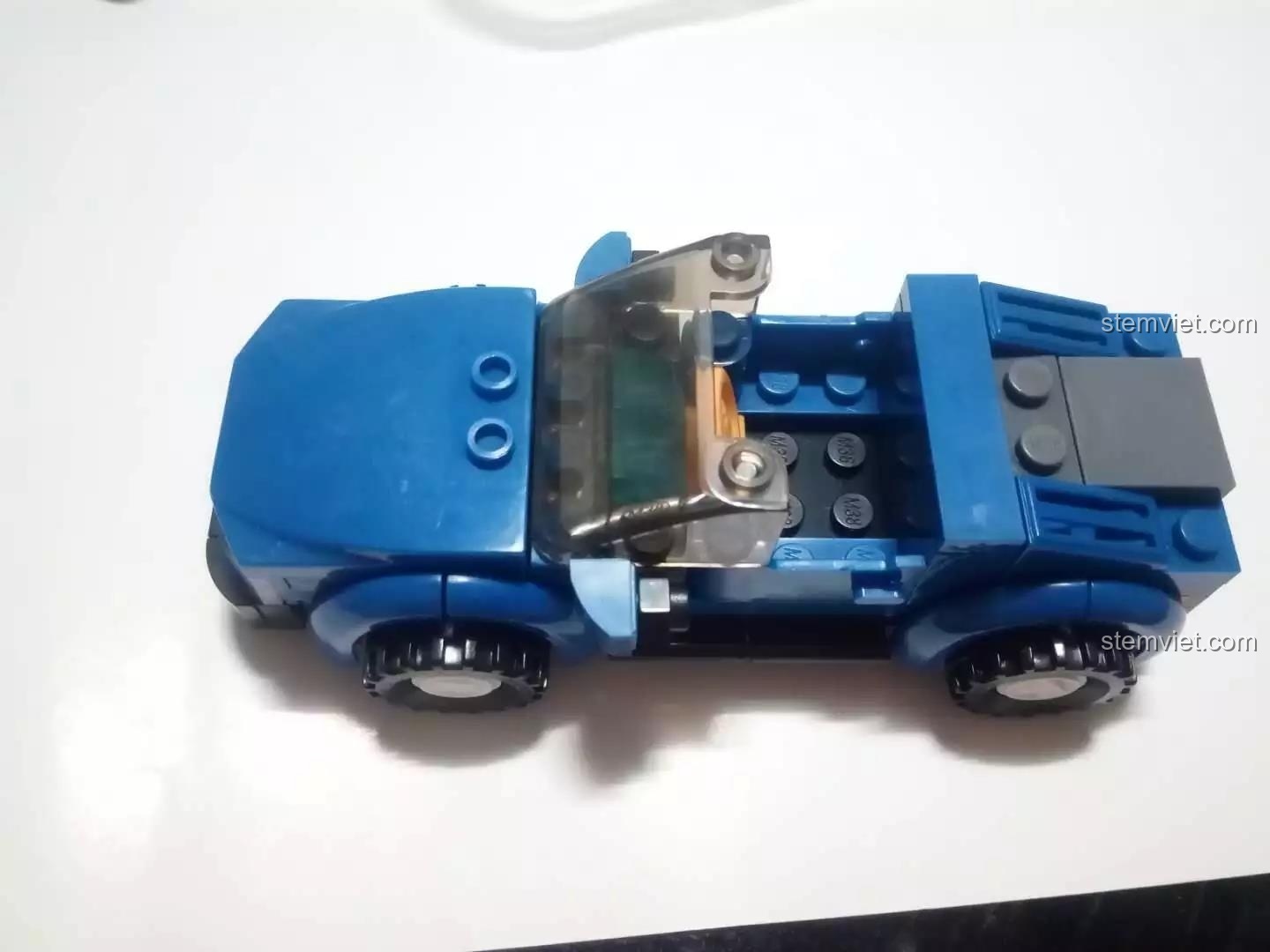 Chi tiết chiếc xe hơi màu xanh đi kèm bộ lắp ráp Máy bay Concept C-Concept Plane M38-B0365.