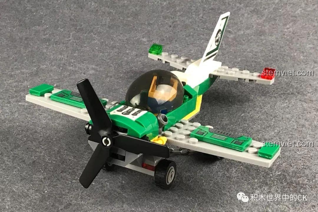 Mô hình máy bay cánh quạt cứu trợ trong bộ SEMBO 603013, màu xanh lá và trắng, nhìn từ phía trước.