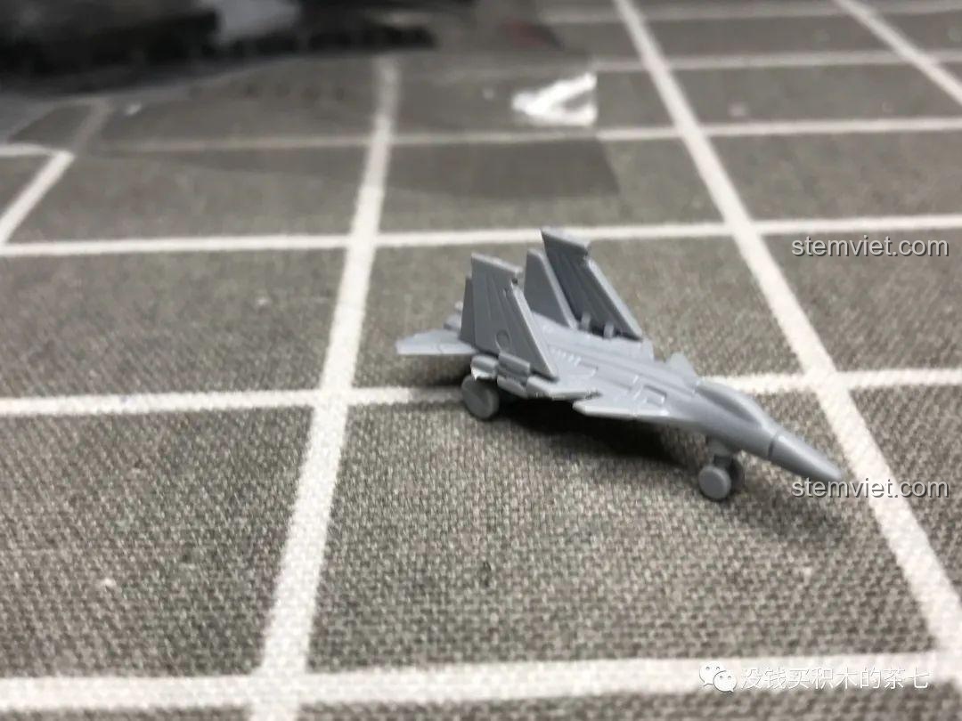 Mô hình máy bay chiến đấu J-15 mini với cánh gập lại, thể hiện tính năng linh hoạt của mô hình.