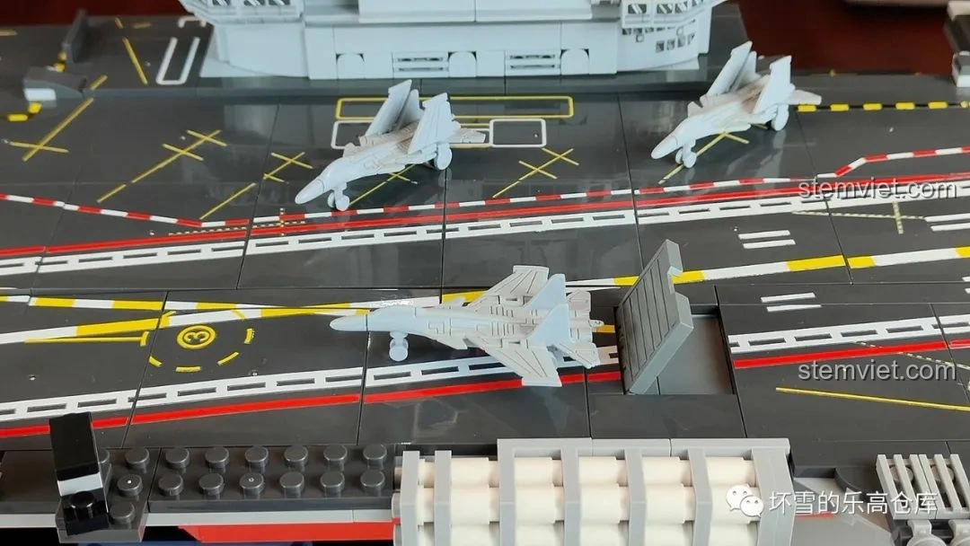 Máy bay J-15 kèm theo bộ xếp hình Hàng Không Mẫu Hạm Hải Quân Trung Quốc cho trẻ em từ 6 tuổi