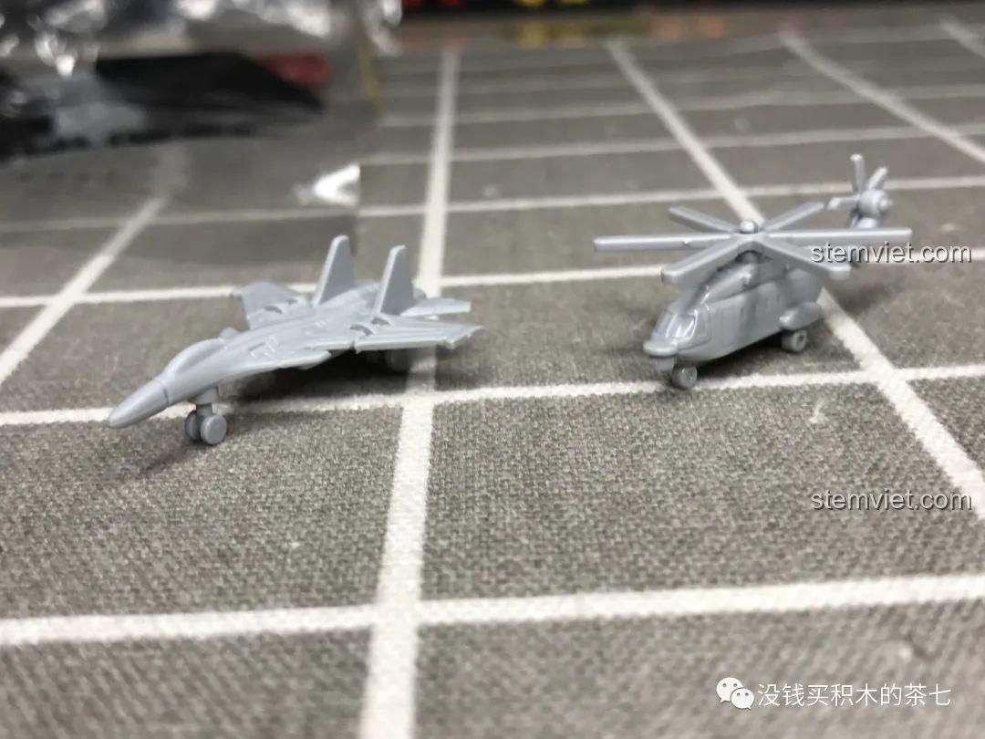 Cận cảnh mô hình máy bay chiến đấu J-15 và trực thăng Zhi-8 mini sau khi tách khỏi khung, sẵn sàng cho tàu sân bay Liêu Ninh.