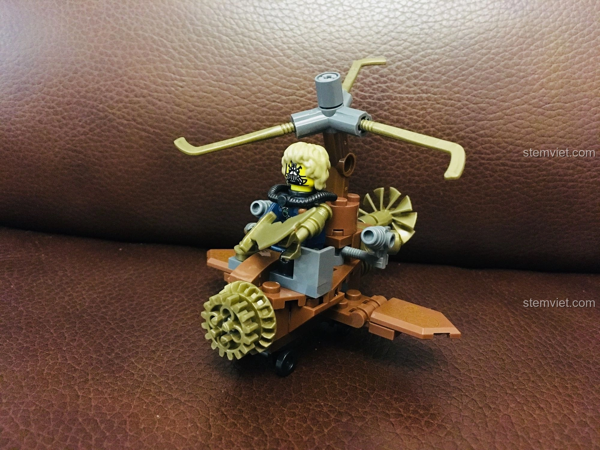 Mô hình phương tiện bay nhỏ gọn của Kaizhi, với cánh quạt và các chi tiết cơ khí, mang phong cách Steampunk.