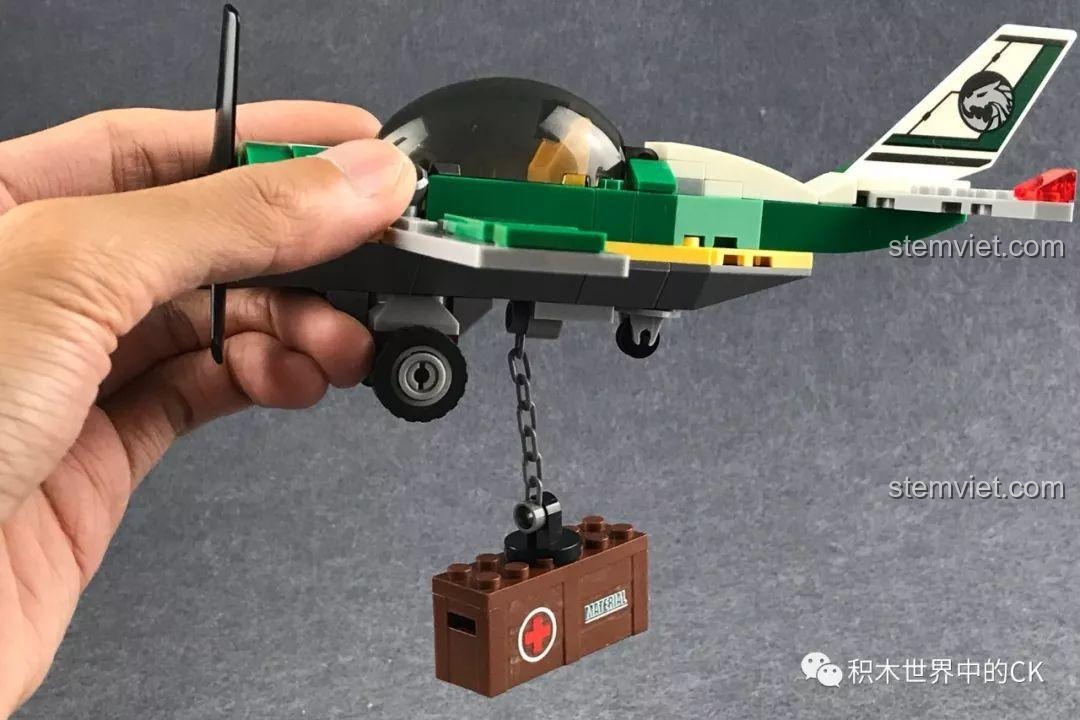 Một bàn tay đang cầm máy bay SEMBO 603013, phía dưới có dây xích đang móc thùng hàng.