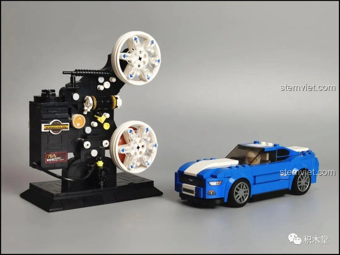 Góc nhìn khác khi so sánh kích thước mô hình máy chiếu phim cổ điển Zhegao 00907 với xe Lego.