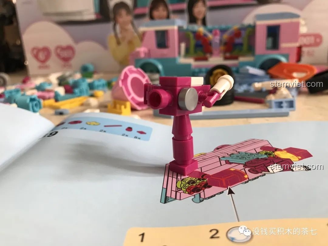 Lắp ráp mô hình máy quay phim màu hồng cho bộ đồ chơi xe phỏng vấn SEMBO 604001.