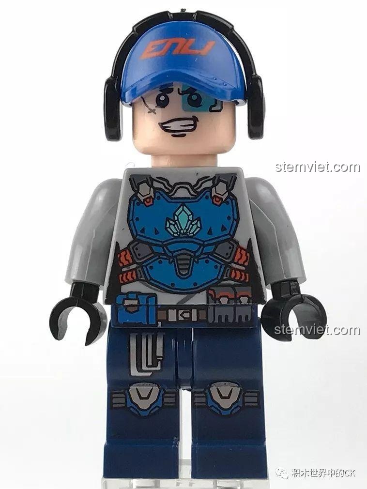 Bốn minifigures của bộ Kyanite Squad 2410: Mandy, Leo, Joe và Kim.
