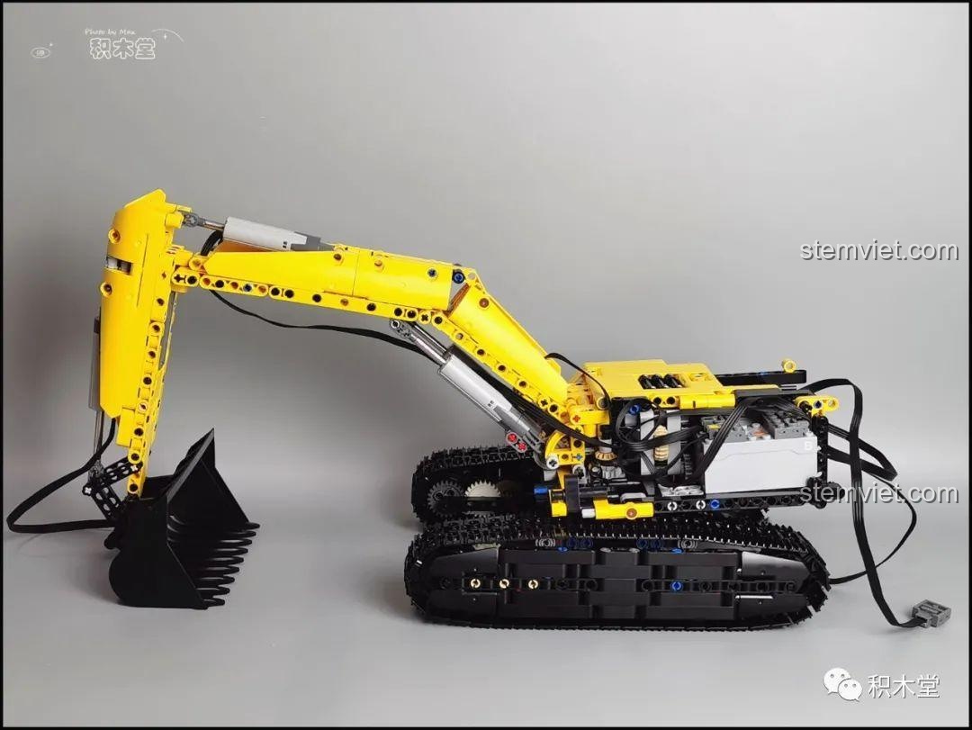 Mô hình máy xúc Taigaole T4001 đã hoàn thiện, nhìn từ góc phía trước bên phải.