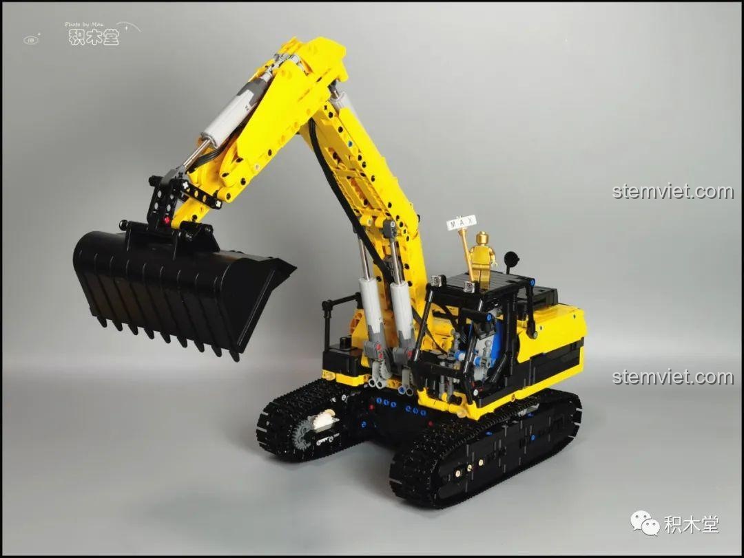 Mô hình máy xúc Taigaole T4001 nhìn từ góc 3/4 phía sau, thể hiện khung gầm chắc chắn.