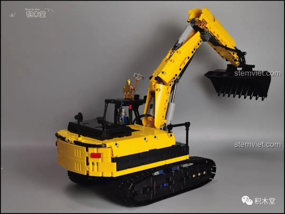 Mô hình máy xúc Taigaole T4001 điều khiển từ xa chụp ngoài trời, trông rất chân thực.