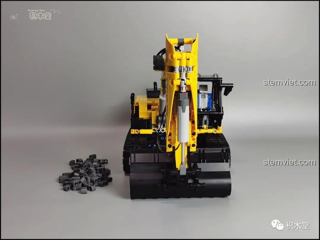 Mô hình máy xúc Taigaole T4001 chụp ngoài trời, thể hiện chi tiết và độ chân thực.