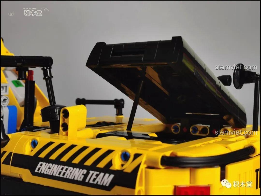 Mô hình máy xúc Taigaole T4001 chụp ngoài trời với ánh sáng đẹp, góc nhìn ấn tượng.