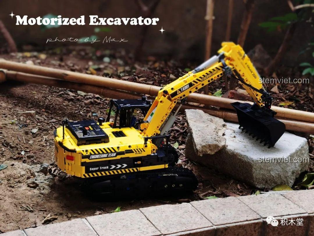 Mô hình máy xúc Taigaole T4001 chụp ngoài trời, thể hiện sự mạnh mẽ và chi tiết.