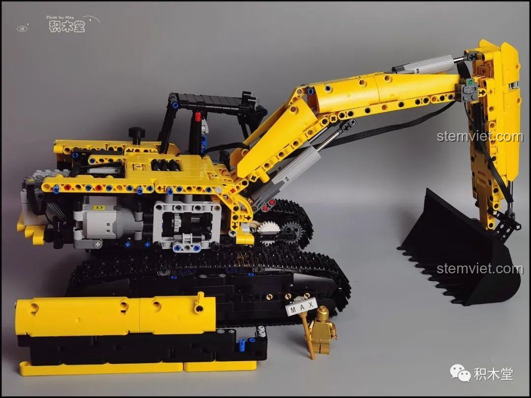 Mô hình máy xúc Taigaole T4001 nhìn từ góc ngang, thể hiện chiều dài tổng thể.