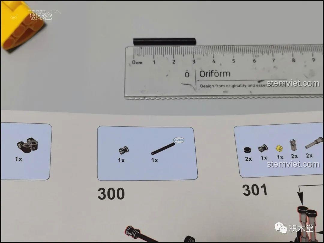 Mô hình máy xúc Taigaole T4001 nhìn từ phía sau, thể hiện các chi tiết cân đối.