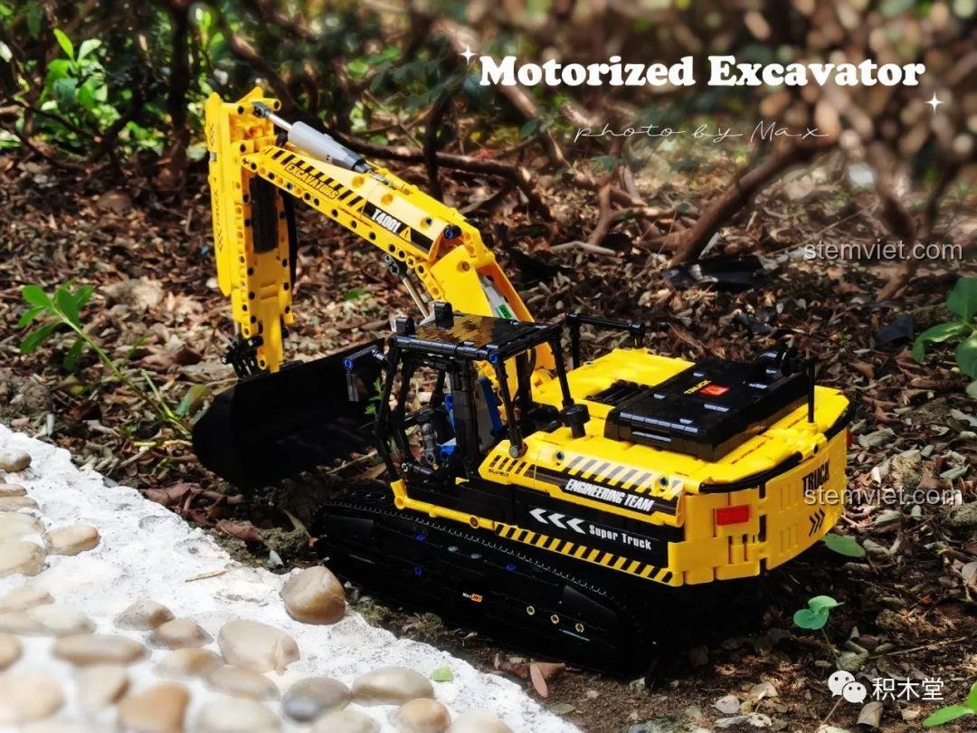 Mô hình máy xúc Taigaole T4001 trên tảng đá lớn, thể hiện khả năng vượt địa hình.