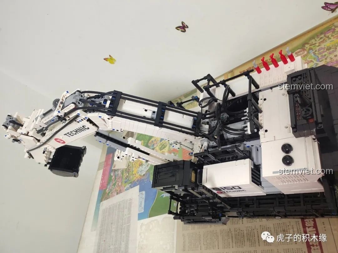 Bộ sticker đi kèm máy xúc YC-GC004 với nhiều tùy chọn trang trí.