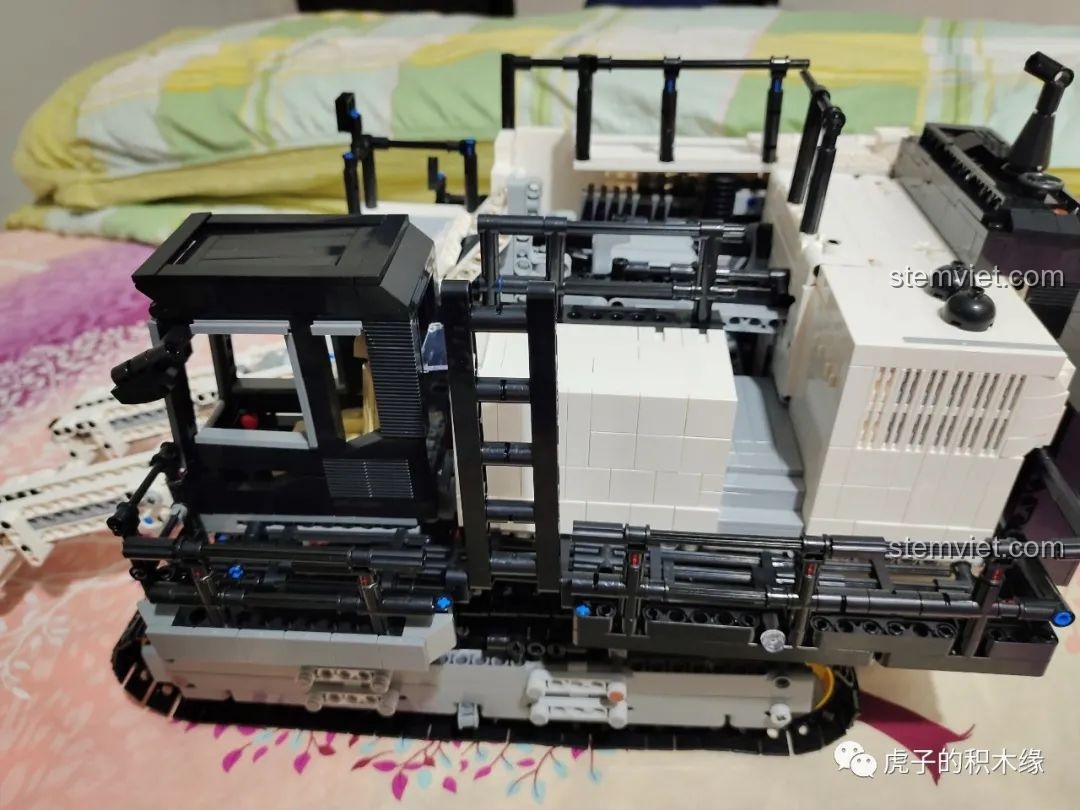 Cận cảnh cabin điều khiển của máy xúc YC-GC004, với các chi tiết nhỏ được tái hiện sinh động.