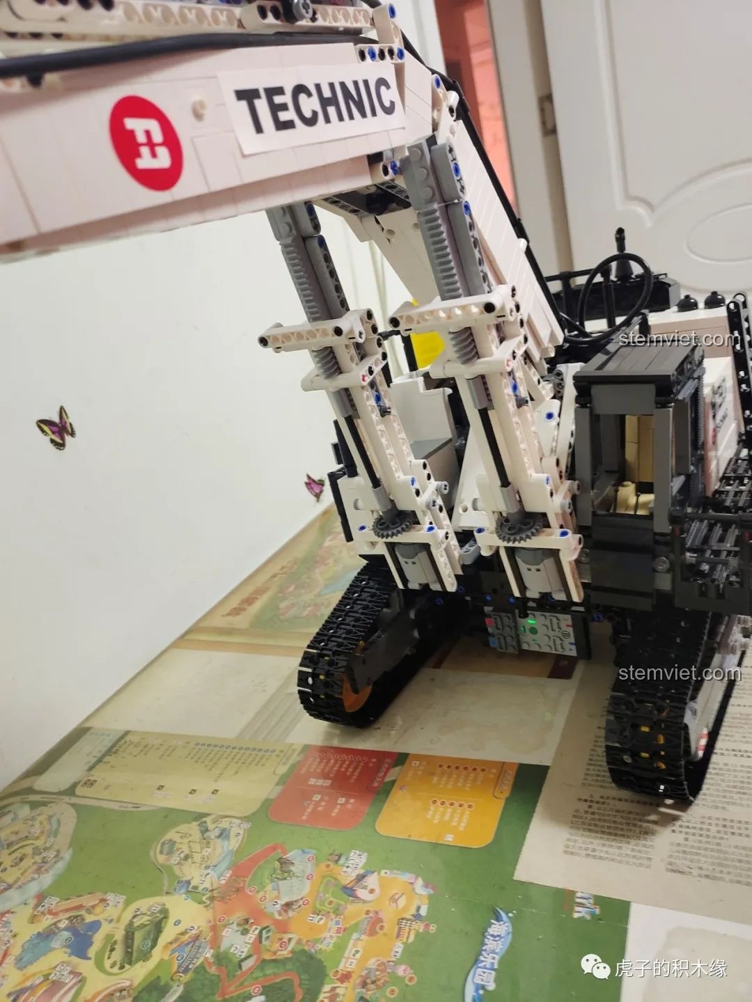 Cận cảnh cánh tay máy xúc YC-GC004, cho thấy sự tinh xảo trong từng chi tiết lắp ráp.