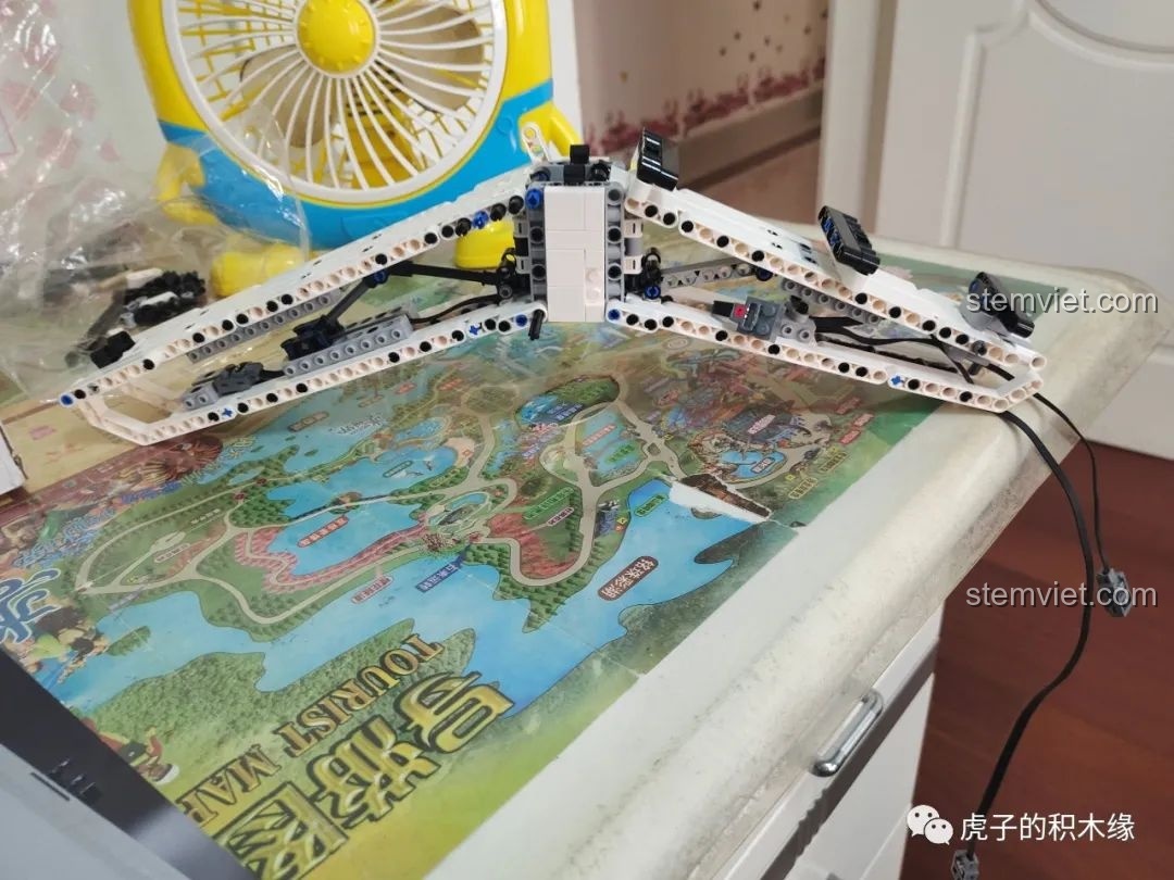 Phần cánh tay máy xúc YC-GC004 đang được lắp ráp, cho thấy sự phức tạp của các khớp nối.