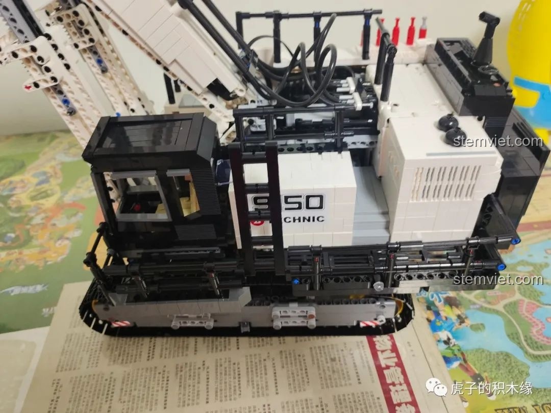 Máy xúc YC-GC004 với cánh tay được hạ thấp, sẵn sàng cho công việc xúc đất.