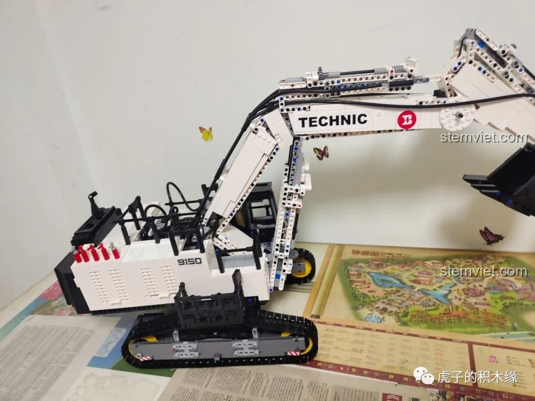 Máy xúc YC-GC004 với cánh tay được nâng cao, thể hiện sức mạnh và khả năng làm việc.