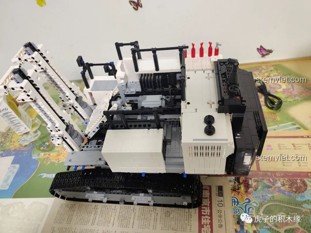 Máy xúc YC-GC004 đang trong quá trình lắp ráp, phần thân đã hoàn thiện với nhiều chi tiết cơ khí.