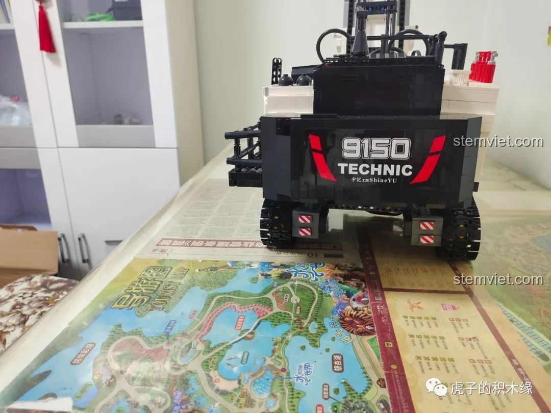 Cận cảnh phần đuôi máy xúc YC-GC004, nơi đặt đối trọng chì giúp cân bằng khi hoạt động.