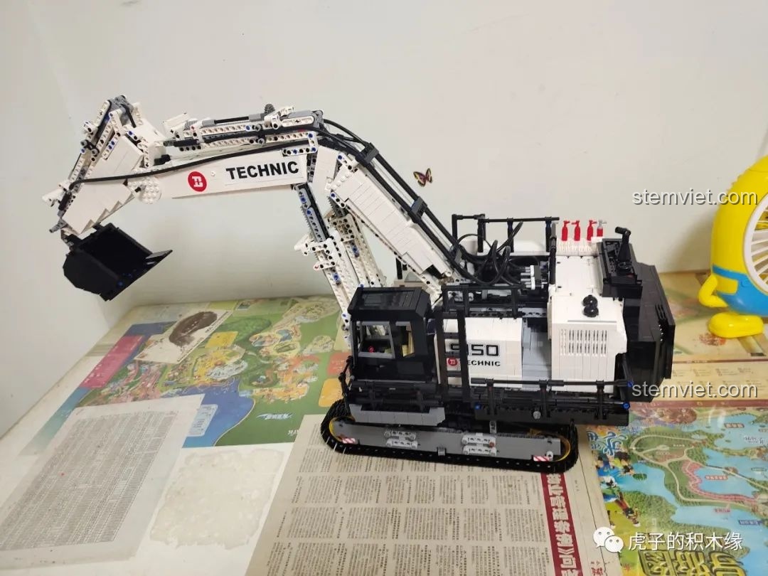 Máy xúc YC-GC004 hoàn chỉnh, thể hiện khả năng hoạt động với cánh tay được nâng lên.