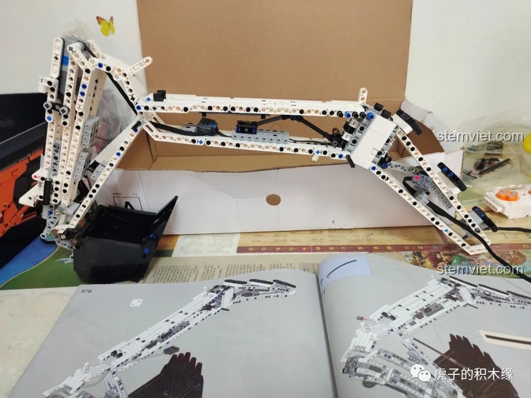 Cận cảnh các khớp nối trên cánh tay máy xúc YC-GC004, thể hiện khả năng cử động đa dạng.