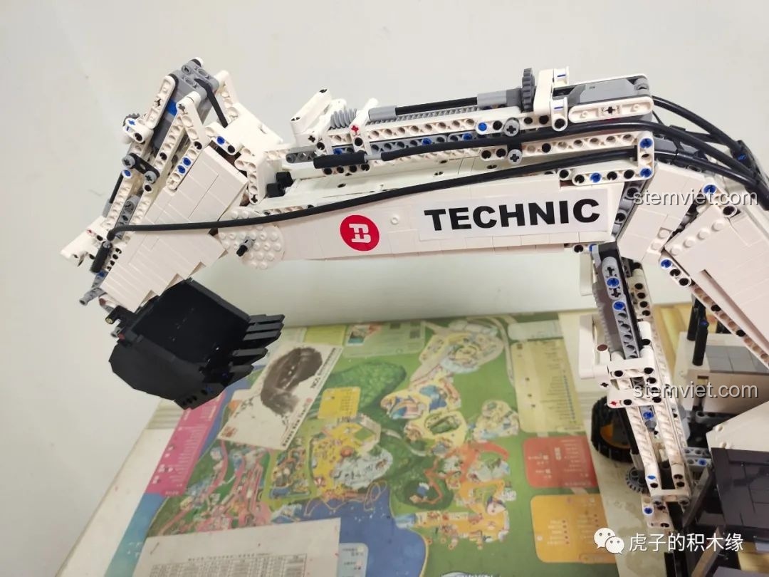 Máy xúc YC-GC004 nhìn từ phía sau, thể hiện sự hầm hố và mạnh mẽ.