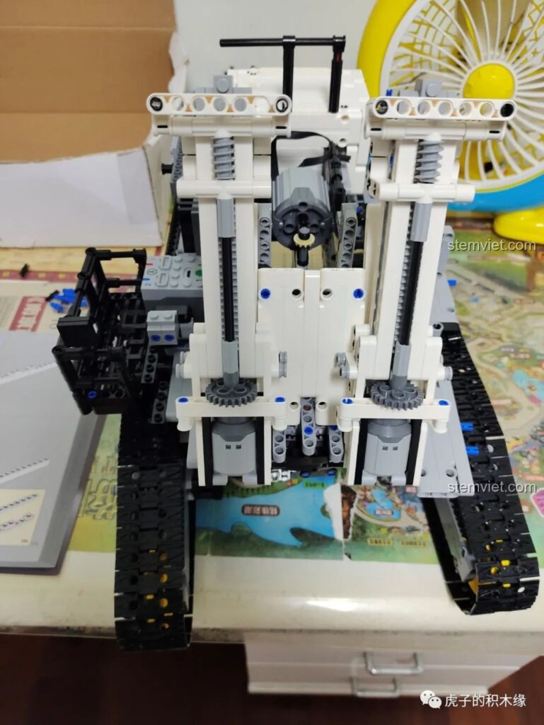 Cận cảnh phần thân máy xúc YC-GC004 với các chi tiết kỹ thuật được lắp ráp tỉ mỉ.