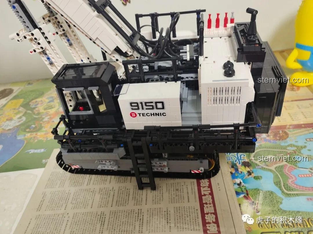 Chi tiết phần thân máy xúc YC-GC004, với các chi tiết cơ khí được phô diễn một cách ấn tượng.