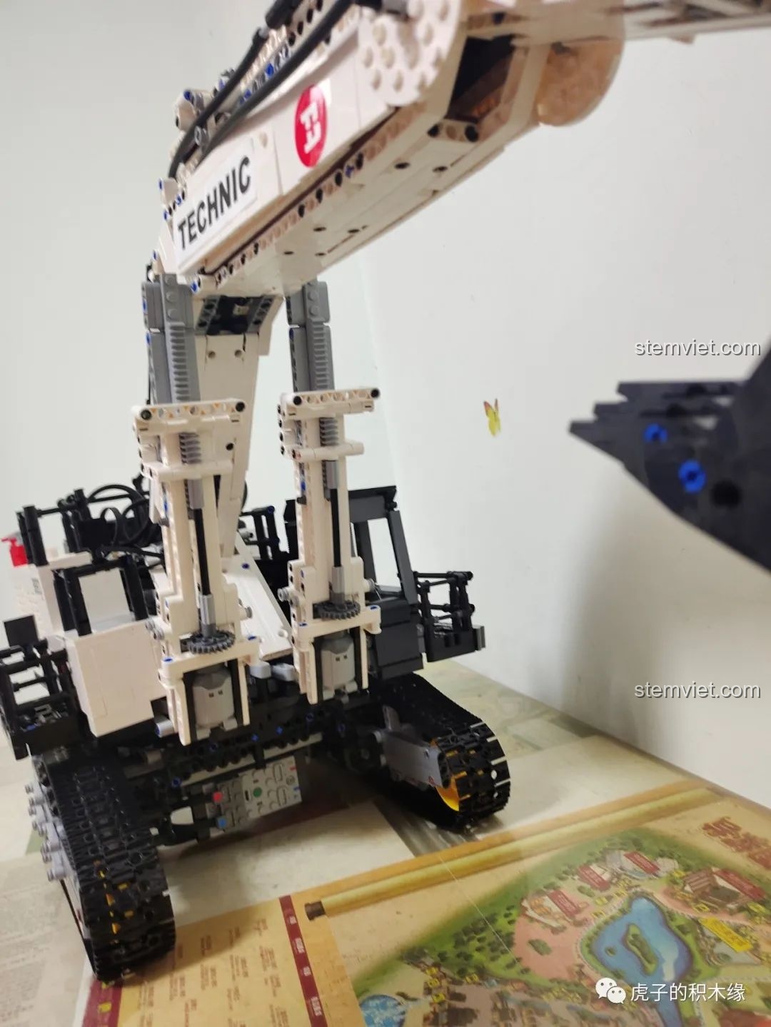 Cận cảnh xô xúc đất của máy xúc YC-GC004, sẵn sàng để múc và vận chuyển vật liệu.