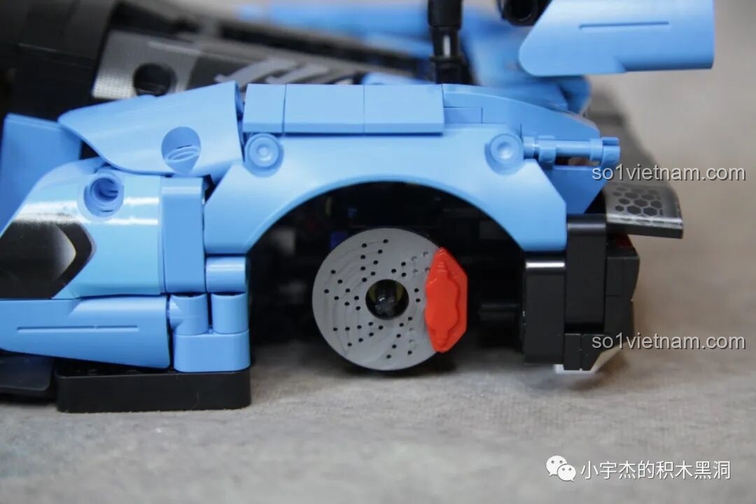 Mô hình PanlosBrick 673002 McLaren Senna GTR ở phiên bản đường đua với các chi tiết khí động học bổ sung.