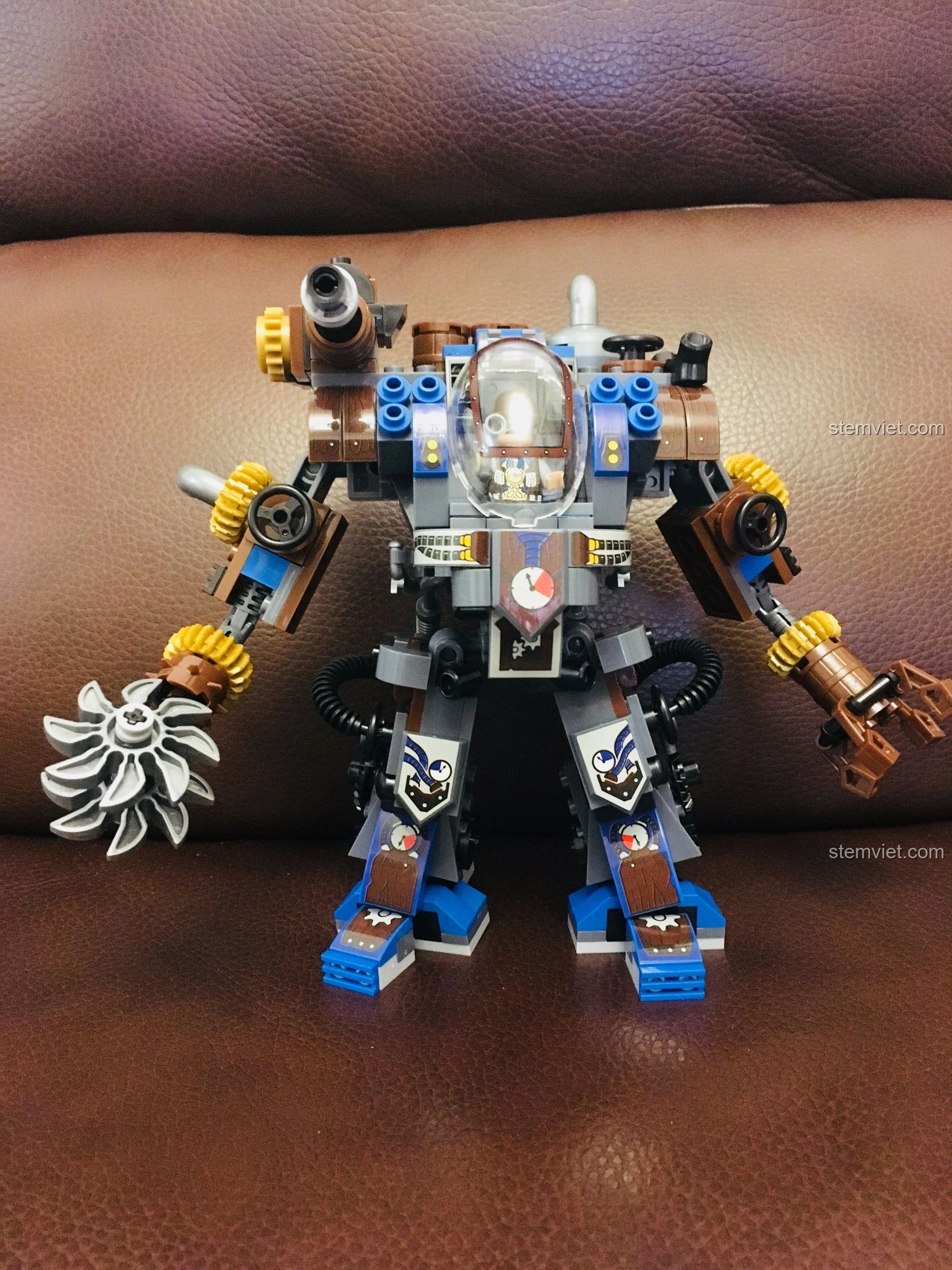 Mô hình mech chiến đấu phong cách Steampunk của Weile, với buồng lái trong suốt và vũ khí độc đáo ở tay.