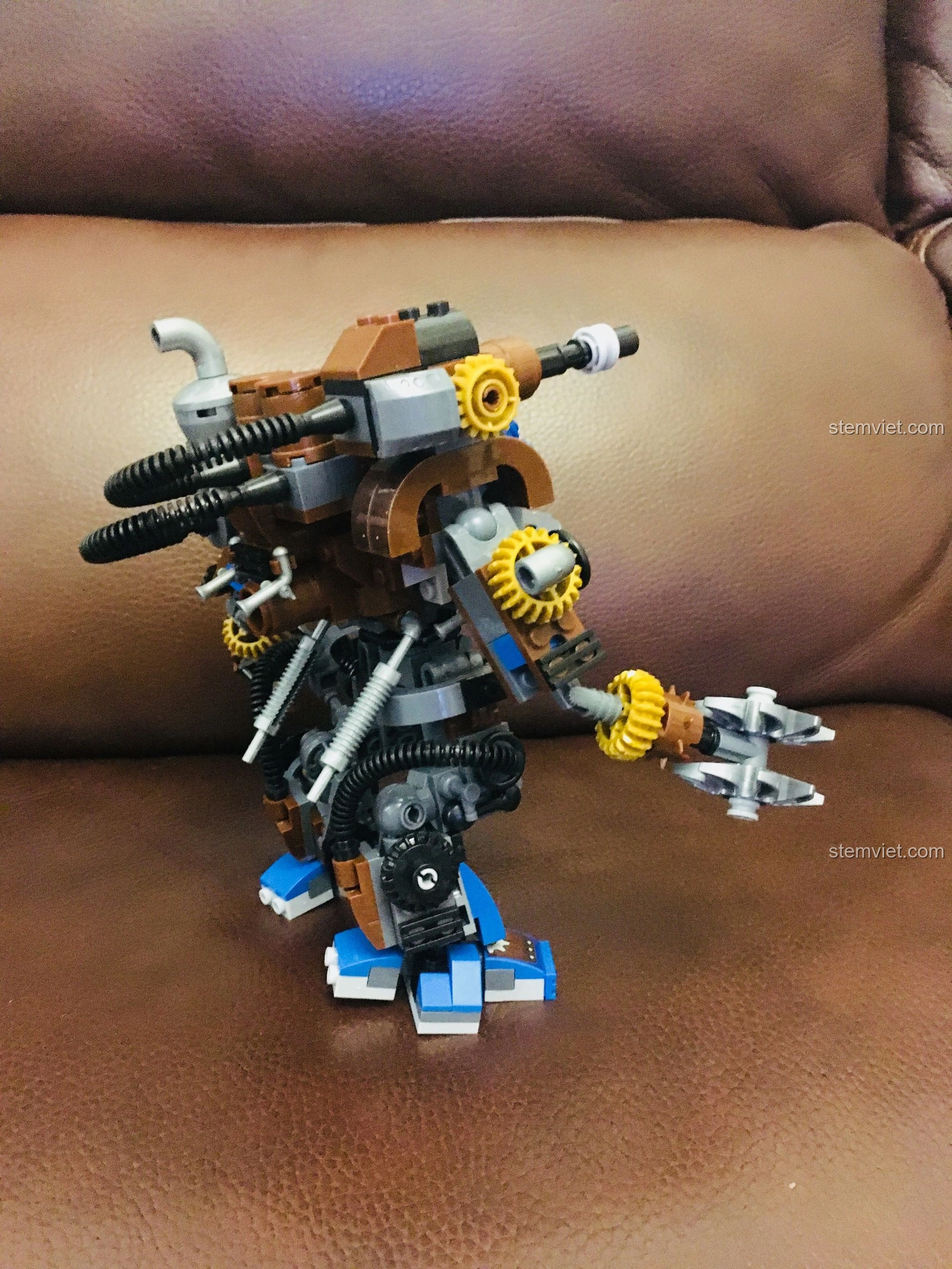 Góc nhìn phía sau của mô hình mech Weile Steampunk, làm nổi bật các chi tiết ống dẫn và cấu trúc cơ khí phức tạp.