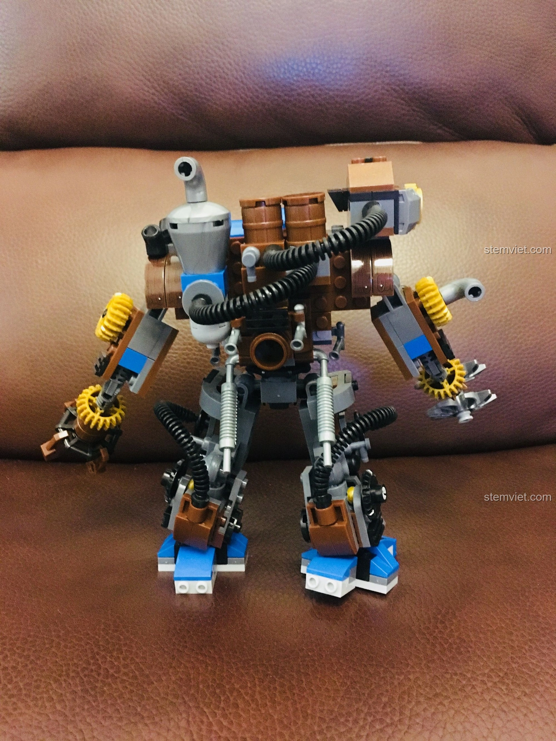 Toàn cảnh mô hình mech Weile Steampunk từ phía sau, thể hiện sự cân đối và các chi tiết lắp ráp tinh xảo.