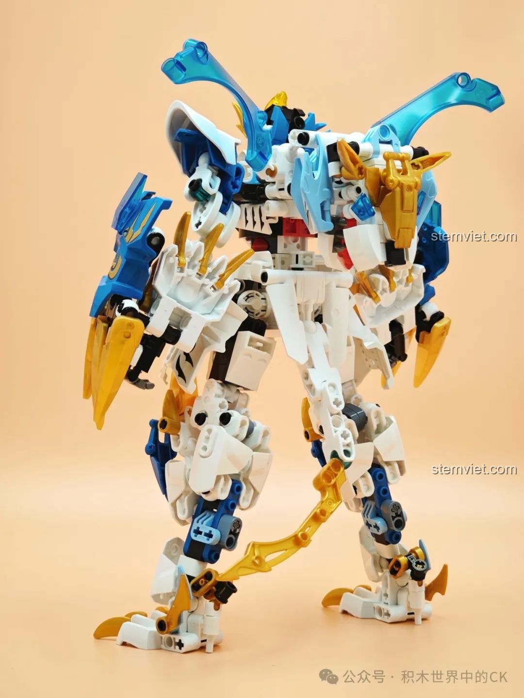 Mặt sau của Mecha Bạch Hổ, cho thấy chi tiết đuôi và cấu trúc lưng vững chắc.