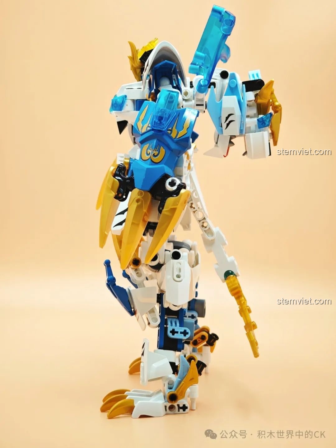 Góc nhìn nghiêng của Robot Mecha Bạch Hổ, làm nổi bật bộ móng vuốt lớn và sắc bén trên tay.