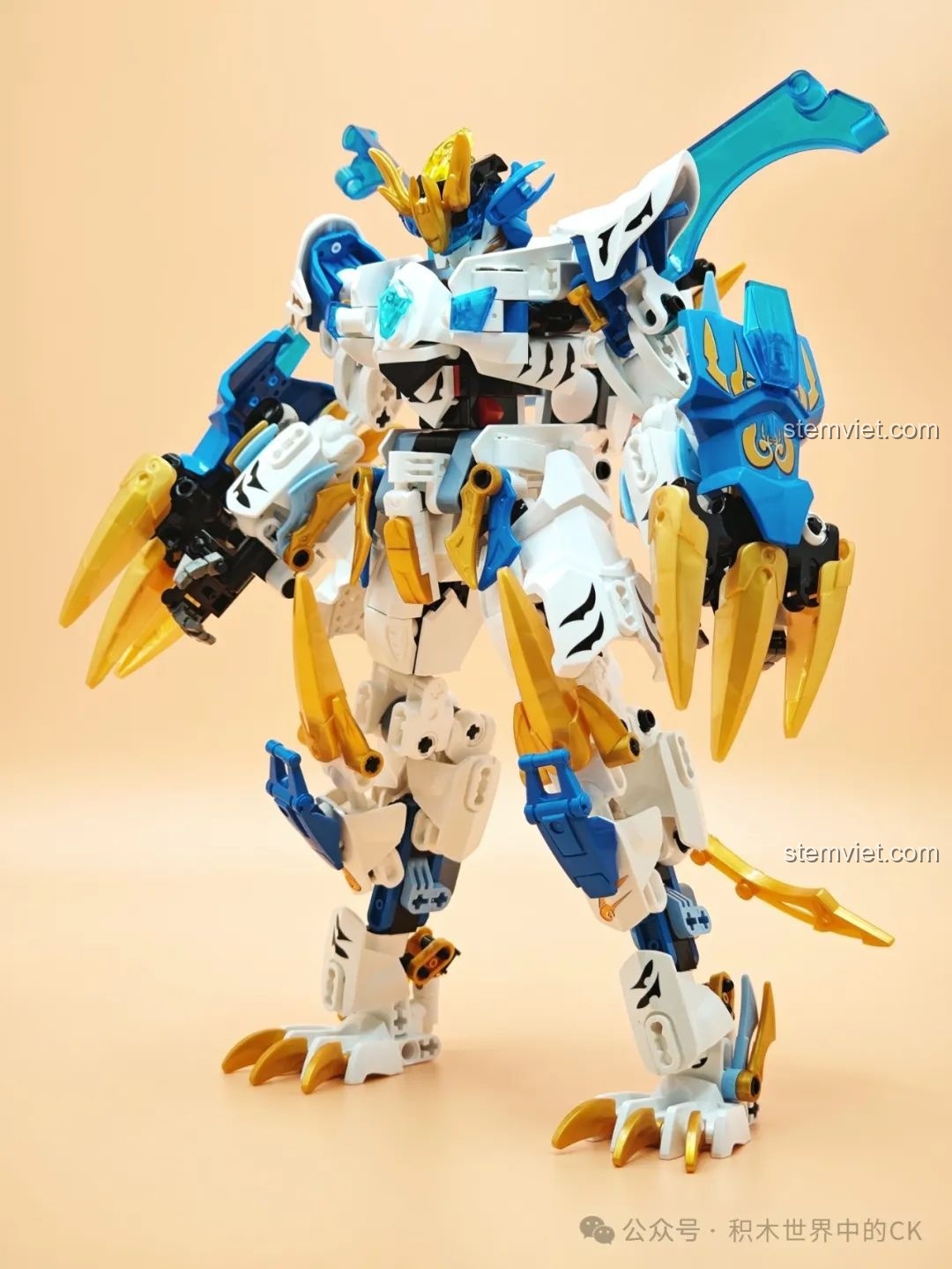 Góc nhìn chính diện của Mecha Bạch Hổ, khoe trọn bộ giáp trắng và các chi tiết xanh, vàng nổi bật.