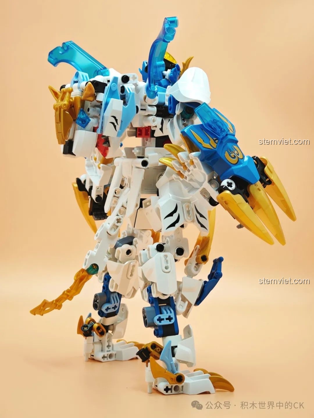 Mecha Bạch Hổ trong tư thế chiến đấu, thể hiện sự linh hoạt của các khớp nối trên cơ thể.