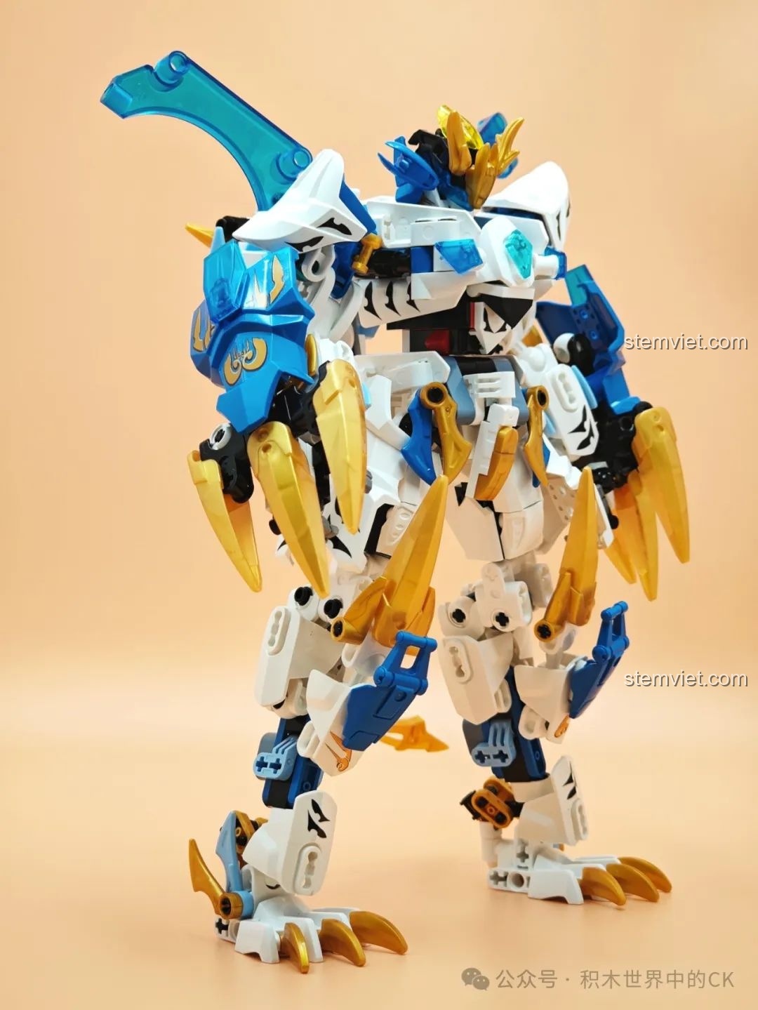 Góc nhìn nghiêng khác của Mecha Bạch Hổ, tập trung vào vẻ đẹp của bộ giáp và móng vuốt.