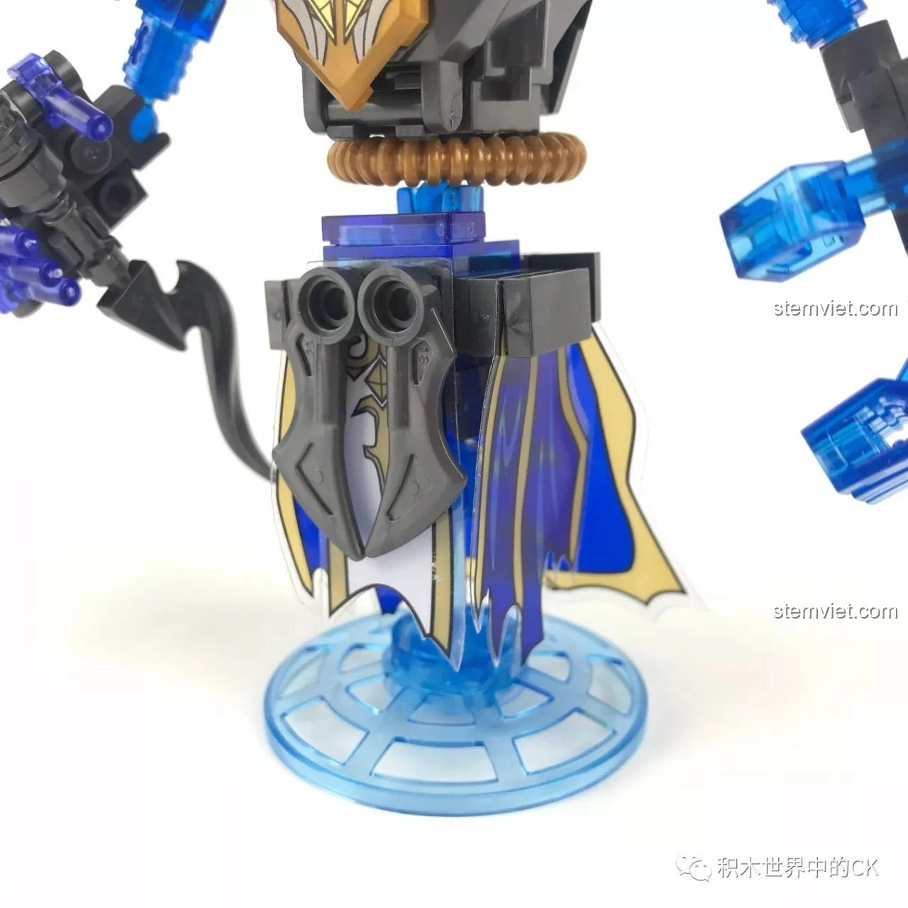 Mô hình Mecha Chung Quỳ SEMBO 11858 tạo dáng nghiêng, thể hiện khả năng giữ thăng bằng tốt.