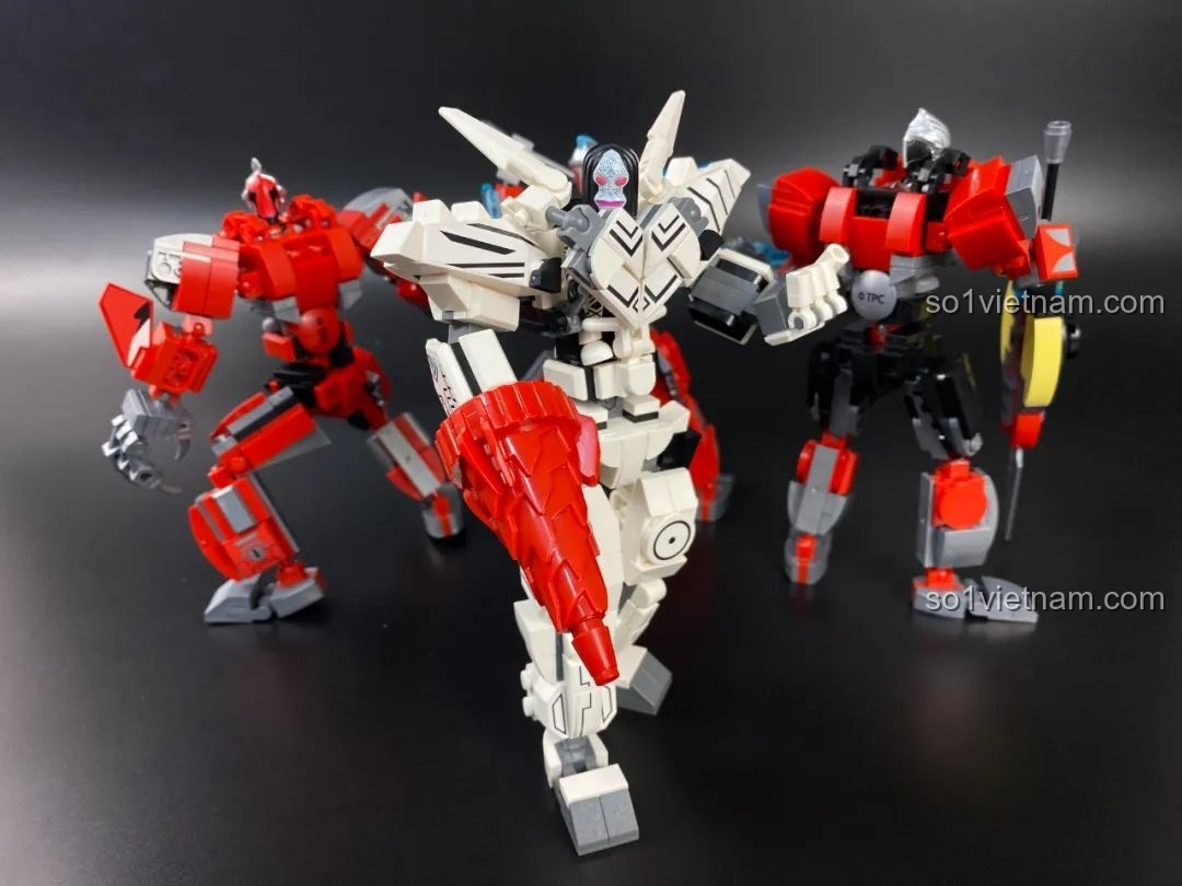 Mecha Dada đứng ở phía trước, dẫn đầu đội hình ba mecha Ultraman còn lại.