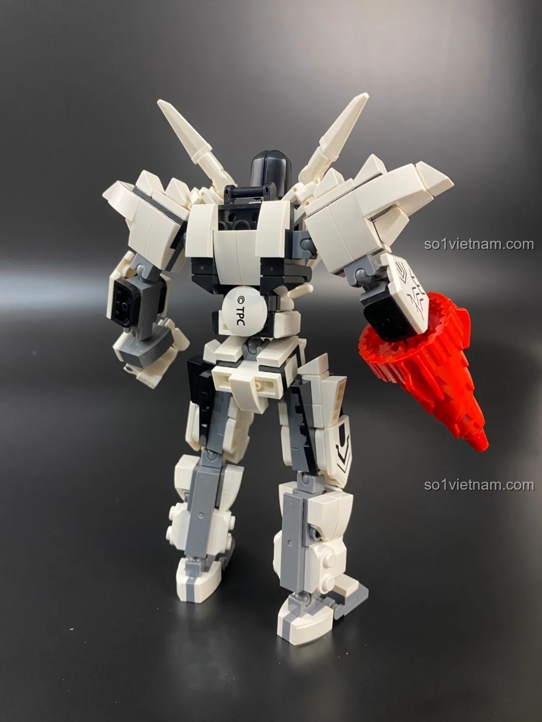 Mô hình Mecha Dada Qman 75050 nhìn từ phía sau, cho thấy các chi tiết ở lưng.