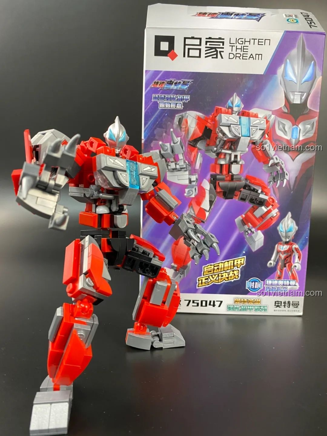 Mô hình Mecha Geed Qman 75047 tạo dáng bên cạnh hộp sản phẩm, cho thấy sự tương đồng về thiết kế.