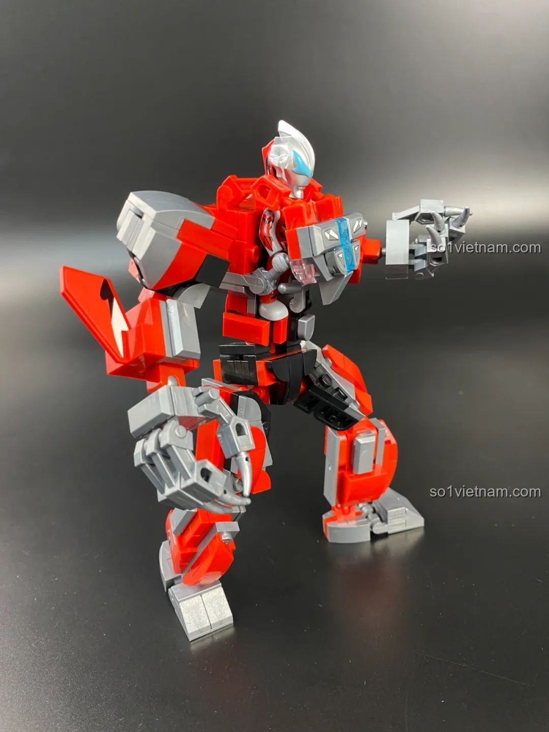 Mô hình Mecha Geed Qman 75047 đang tạo dáng chiến đấu, giơ tay về phía trước, thể hiện sự linh hoạt của khớp.