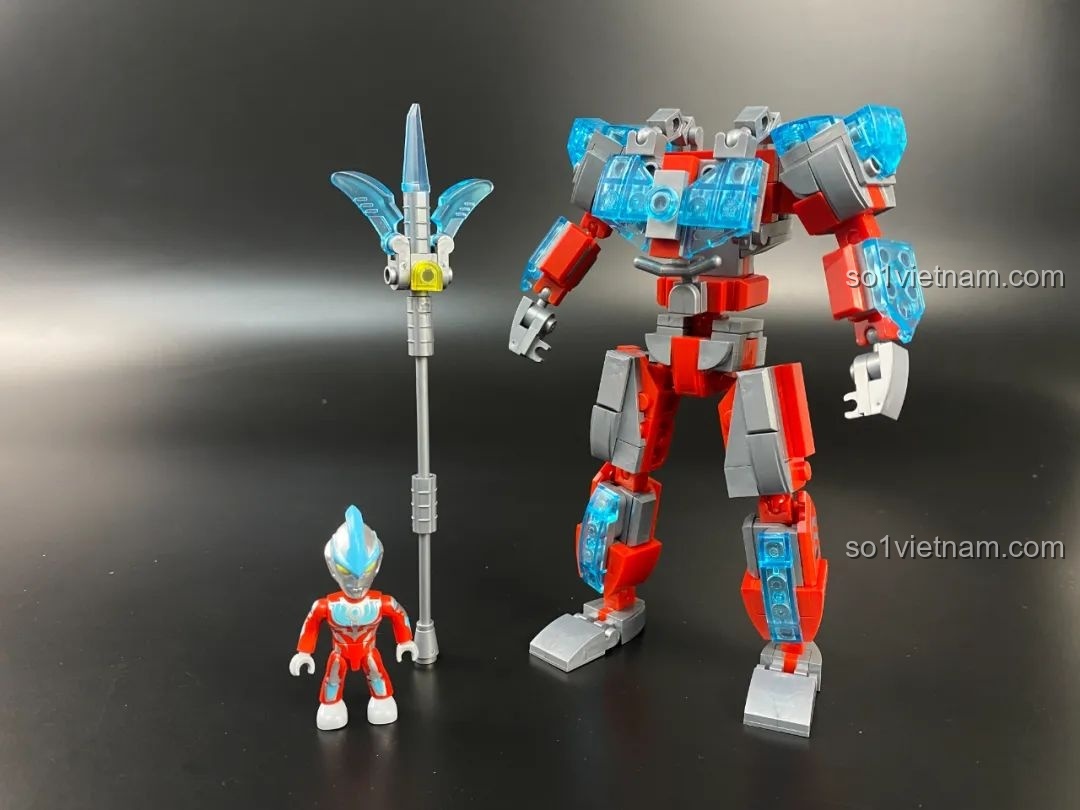 Mô hình Mecha Ginga Qman 75048 đã hoàn thiện, đứng cạnh minifigure Ginga và vũ khí Ginga Spark Lance.