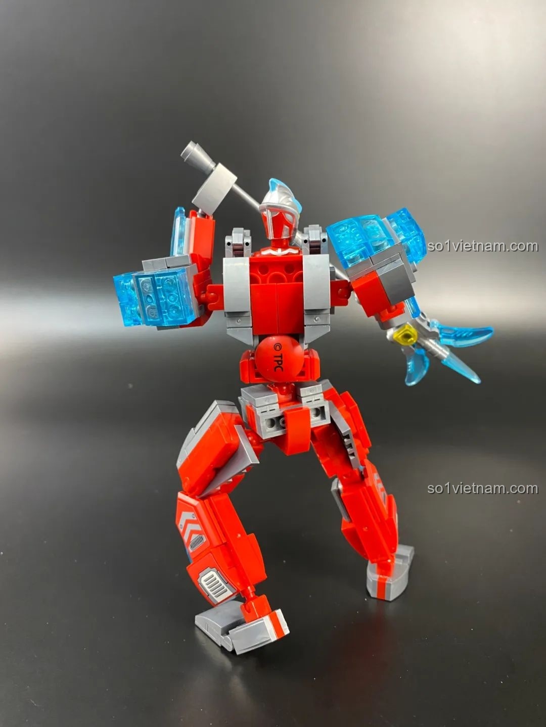 Mô hình Mecha Ginga Qman 75048 nhìn từ phía sau, các chi tiết được hoàn thiện tốt.